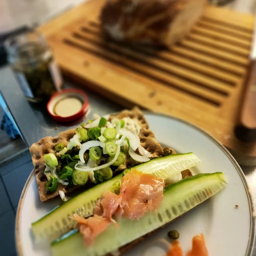 Knackbrot mit Gurke